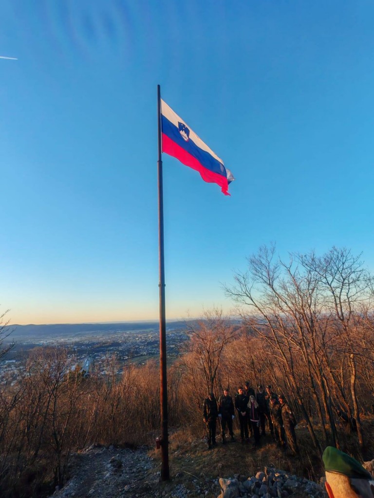 Prazniči dvig slovenske zastave na Sabotinu