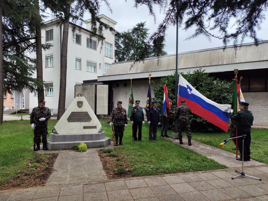 Dvig slovenske zastave ob spominskih obeležjih na Goriškem