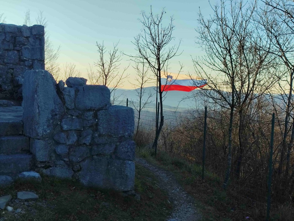 Pohod  ob Dnevu samostojnosti in enotnosti na vrh Sv. Valentina .