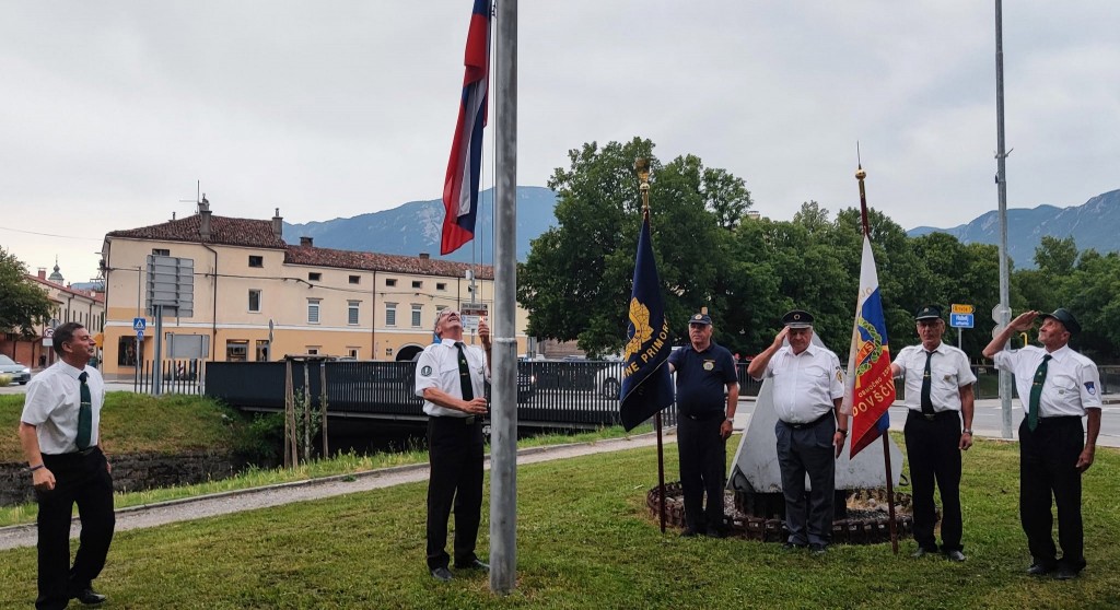 Dvigi slovenskih zastav ob obeležjih na ajdovskem