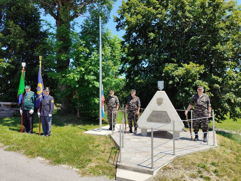 Dvigi slovenskih zastav ob obeležjih Goriške